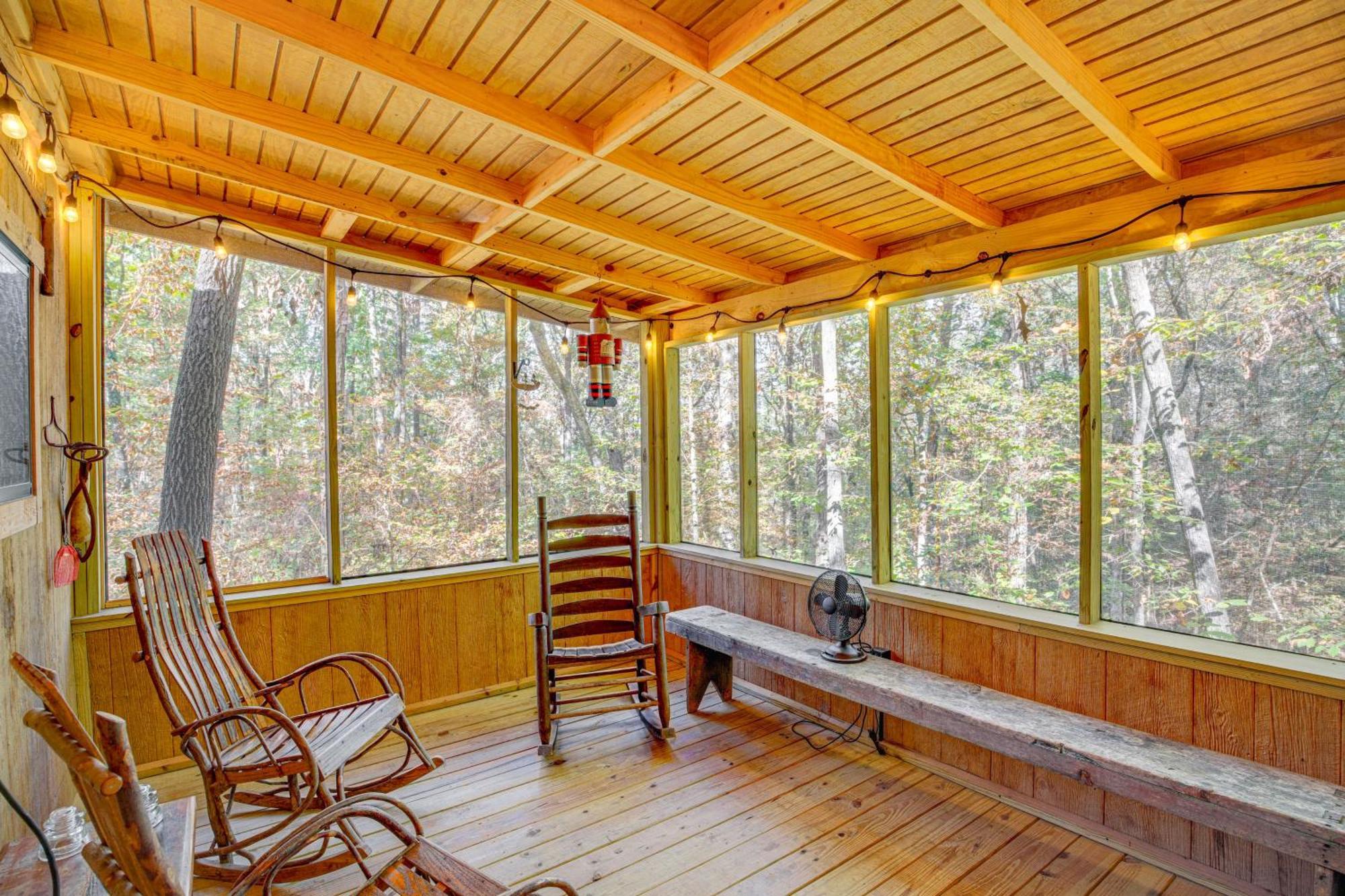 Secluded Tallassee Cabin With Fire Pit And Porch! Exterior photo