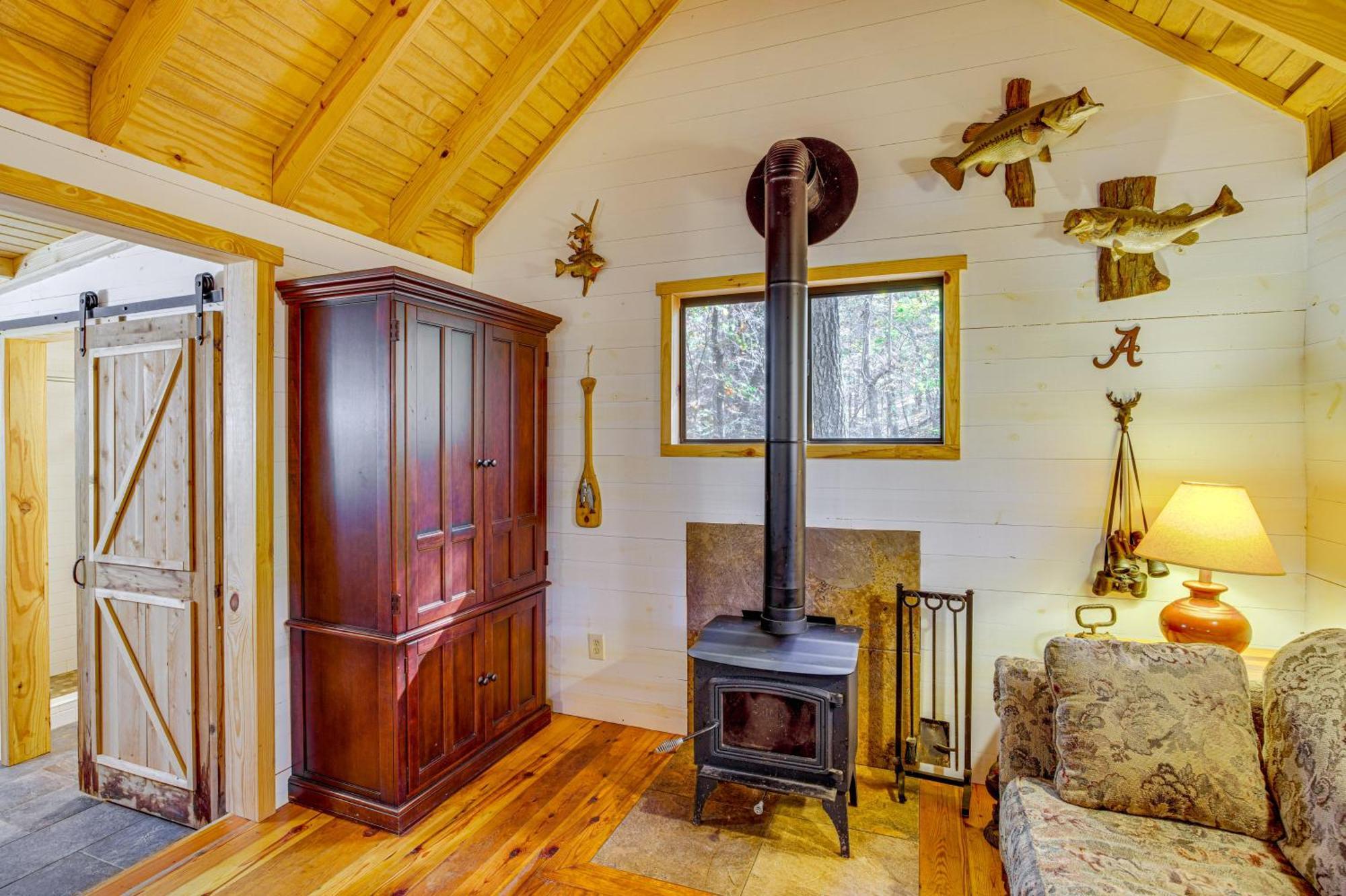 Secluded Tallassee Cabin With Fire Pit And Porch! Exterior photo